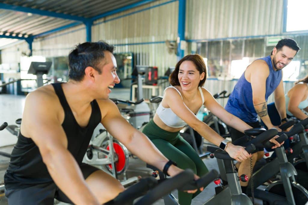 Ciclismo indoor streaming entrenando desde el gym